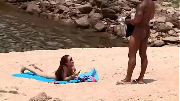 Gorące Black dude looks for horny babes at the nude beach and bangs one of 'emciepłe filmy