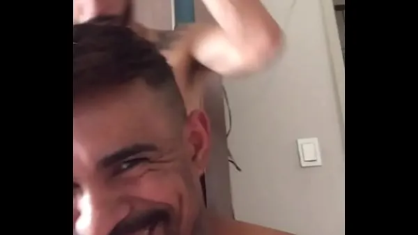 Hotte Sucking the gifted barber after the haircut varme film
