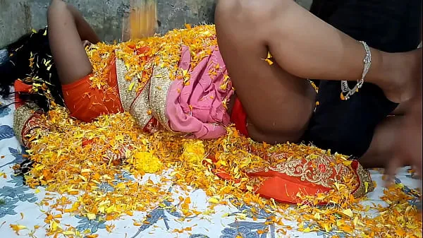 گرم پڑوسی بہنوئی نے بھابھی کو پھولوں پر چڑھا کر بوسہ دیا۔ ہندی آڈیو گرم فلمیں