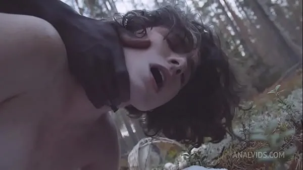 ホットな 森の中でキノコを探しているダーシーダークは彼女の最初の肛門BBCFLX010を手に入れました 温かい映画