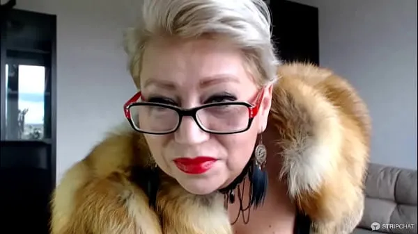 Hot sexy Russian MILF slut in a fur coat and a cigarette Filem hangat panas
