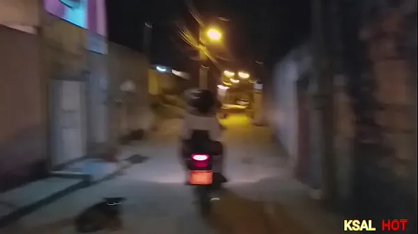 Hotte The naughty Danny Hot, goes to the square, finds a little friend and she gets on the bike with him to fuck her pussy with a huge cock varme filmer
