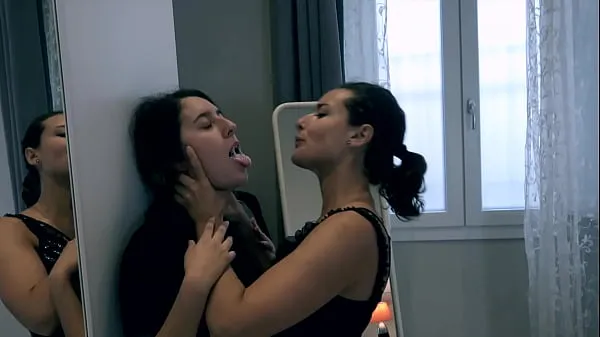 Menő OKKULON - Two Ravenous Sluts Kiss with Spit meleg filmek
