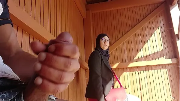 热young boy shocks this muslim girl who was waiting for her bus with his big cock, OMG !!! someone surprised them; he might have problems and run away温暖的电影