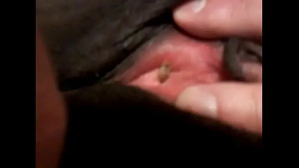 Hotte Maggot entering black woman's urethra varme film