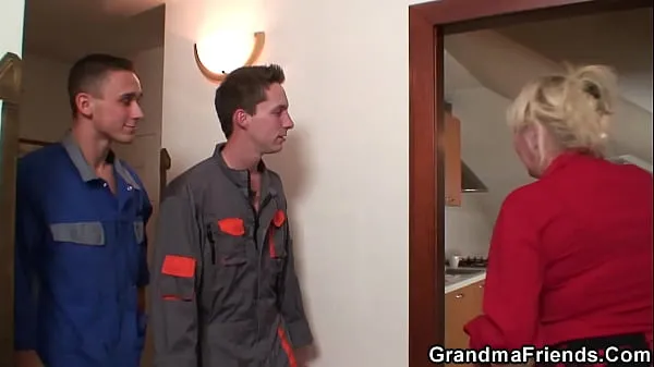 ホットな 2人の労働者は非常に古いおばあちゃんを共有します 温かい映画