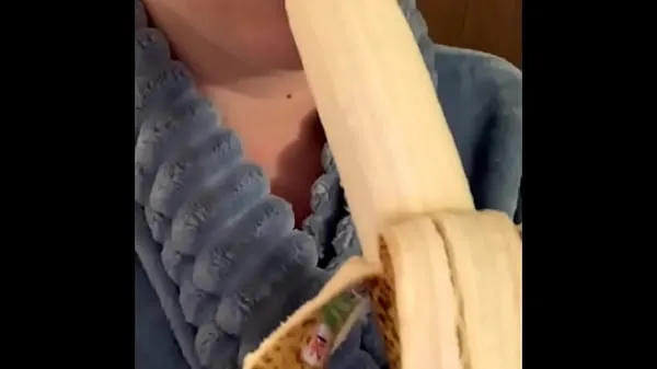 热Good hot slut sucks a banana like a whore温暖的电影