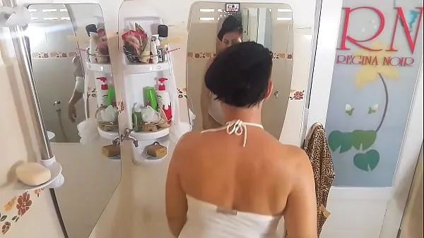 An elegant lady looks at her reflection in the mirror. Babe rubs lotion oil on her beautiful legs. Shaving legs, washes her ass and pussy Film hangat yang hangat