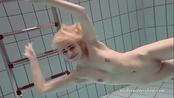 Blonde babe Okuneva shaved pussy underwater swimming Film hangat yang hangat
