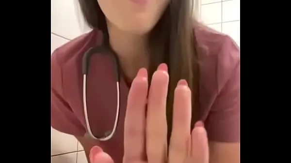 Heiße Krankenschwester masturbiert im Krankenhausbadwarme Filme
