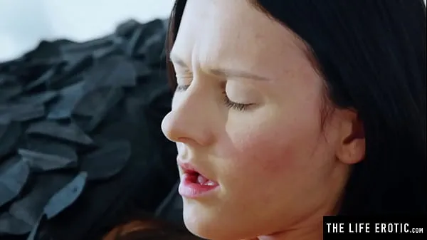 Heiße Geile Schönheit benutzt ein Massagegerät, um ihre rutschige Muschi zum Orgasmus zu bringenwarme Filme