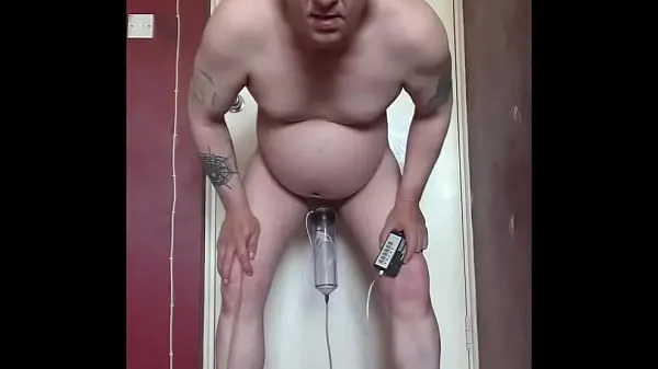Hotte bisexual gay mark wright inserts electro nipple clamps on the end of his cock and takes a piss at the same time filling up his piss tube and covering all the electro wires varme filmer