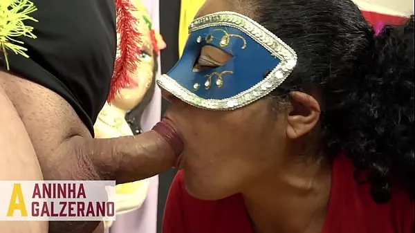 Manicure disguises itself at Carnival Film hangat yang hangat