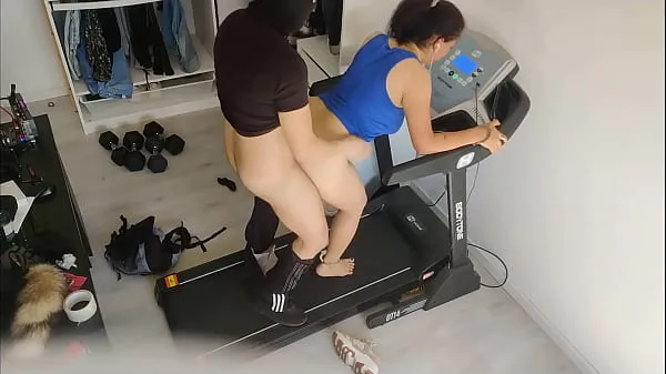 गर्म cuckold with a thief in an treadmill, he handcuffed me and made me his slave गर्म फिल्में