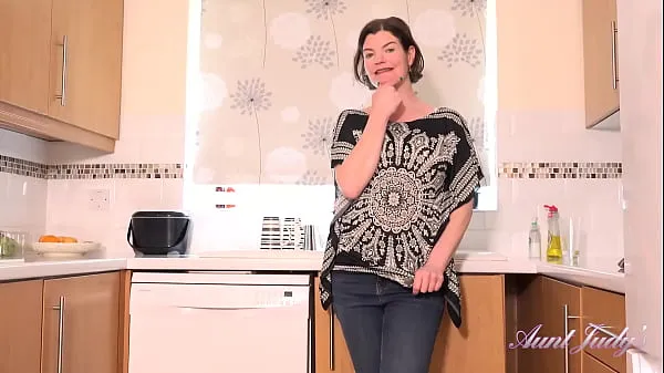 گرم AuntJudys - 44yo Amateur MILF Jenny gives you JOI in the kitchen گرم فلمیں