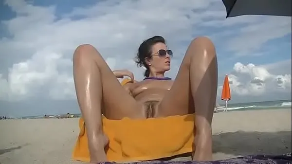 EW 471 - Helena arrive à Nude Beach. Hubby filme son aigle étalé assis exhibant son buisson Films chauds