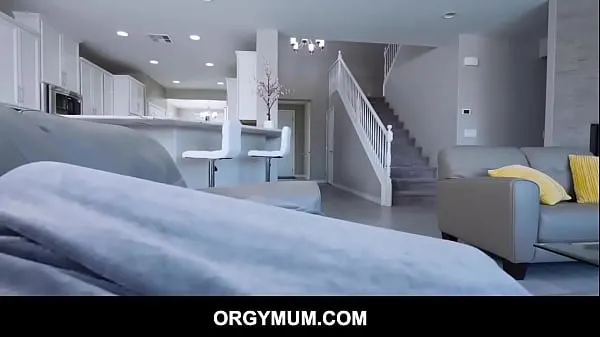 Vroči Orgymum - Emily Addison stepmom Sucking And FUCKING On Couch topli filmi