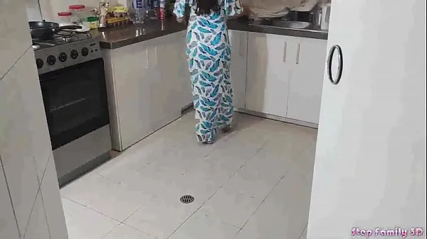 热Horny Stepdaughter Gets Fucked With Her Stepdad In The Kitchen When Her Mom Is Not Home温暖的电影