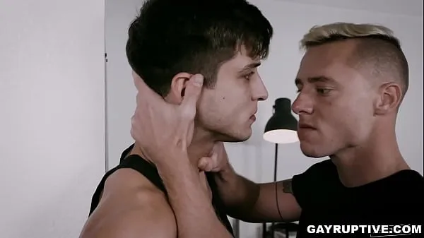 गर्म Two soldiers Elliot Finn and Justin Matthews faill in love in this beautiful military scene! Left alone in the barrack things get naughty गर्म फिल्में