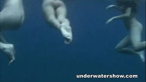 Vroči Three girls swimming nude in the sea topli filmi