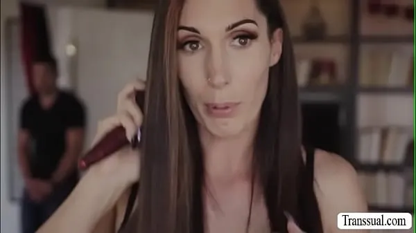 Heiße Stiefsohn bumst den Arsch ihrer Trans-Stiefmutterwarme Filme