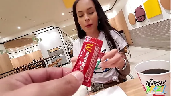 Kuumia Aleshka Markov gets ready inside McDonalds while eating her lunch and letting Neca out lämpimiä elokuvia