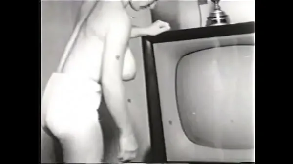 Une brune sexy à gros seins participe à un tournage rétro des années 50 Films chauds