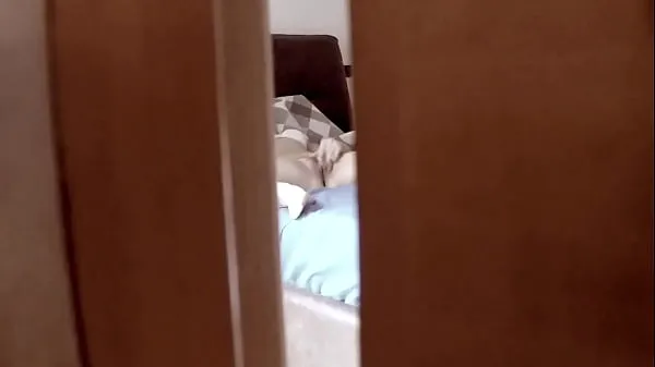 뜨거운 Spying behind a door a teen stepdaughter masturbating in bedroom and coming very intense 따뜻한 영화