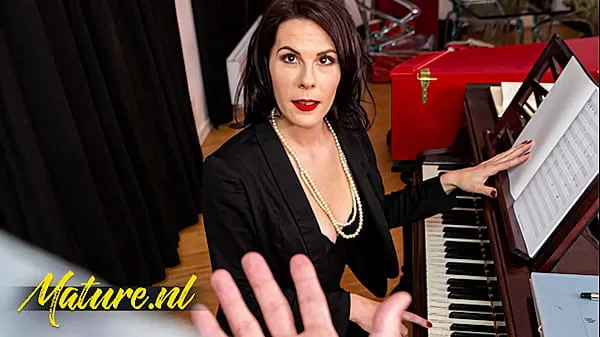 Professeur de piano français baisée dans le cul par Monster Cock Films chauds