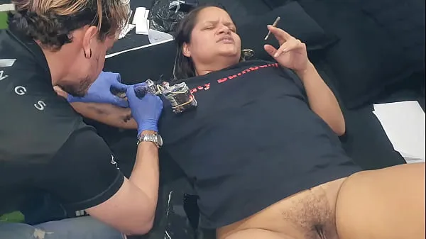 Minha esposa oferece para Tatuador tarado seu bucetão em troca da tattoo . Alemão Tatuador - Gatopg2019 Filem hangat panas