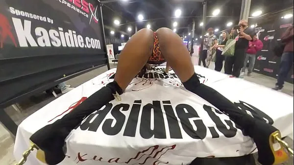 Quente Stripper on bed at EXXXotica NJ 2021 Filmes quentes
