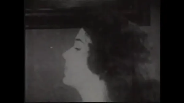 Sıcak Vintage girl with natural tits strips on cam in 50s erotic movie Sıcak Filmler