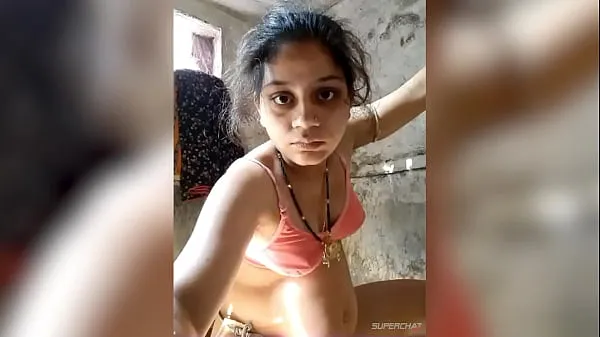 Heiße Indische Dame wäscht Tücher im Badezimmerwarme Filme