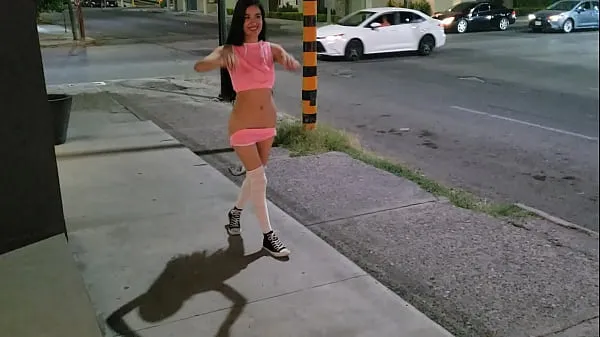 Hotte Walking on the street varme filmer