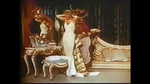 Καυτές A sophisticated aristocrat wipes her milk-white breasts with a towel after taking a bath in her villa ζεστές ταινίες
