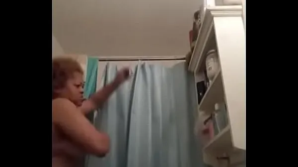Hotte Real grandson records his real grandmother in shower varme film