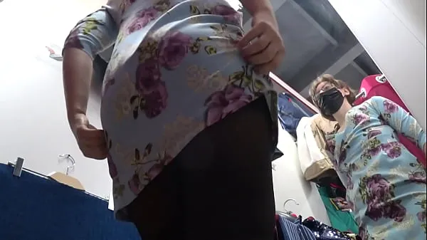 热A simple lady with big booty and sexy legs got into the lens of a hidden camera in a dressing room and in a shopping center温暖的电影