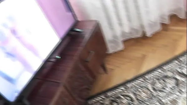 Kuumia Stepdad accidentally entered bedroom and saw how Frina masturbates pussy and clit in bed and gets strong wet orgasm cunt. Squirt lämpimiä elokuvia