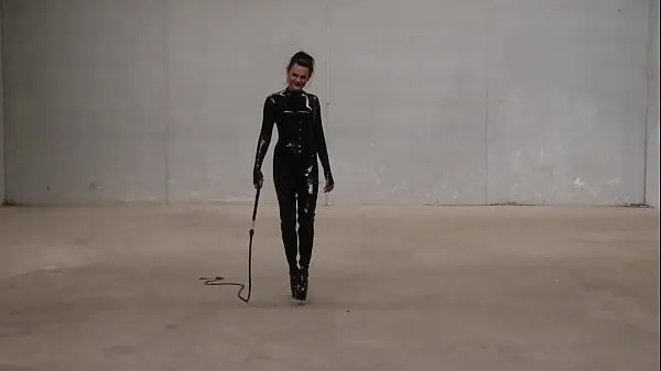 Quente Trans Goddess Obsidian show of her bullwhip ing skills as she struts around in her latex catsuit Filmes quentes