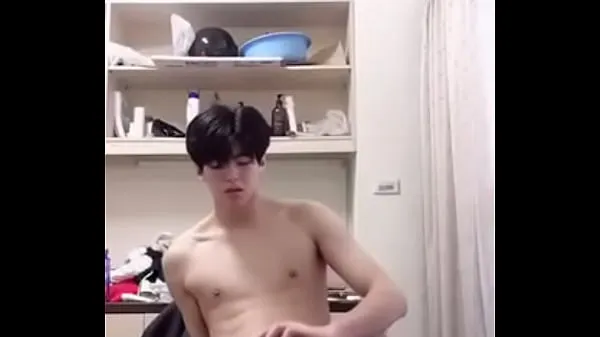 Beau garçon coréen se masturbe seul devant sa webcam Films chauds