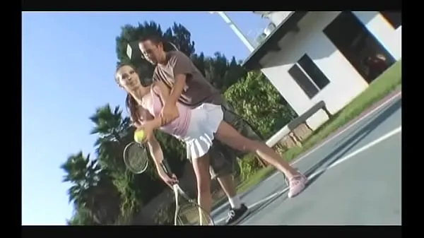 Vroči Cheerful brunette in a short skirt gives a guy a blowjob on the tennis court topli filmi