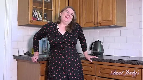 Heiße TanteJudys - Cookin' in the Kitchen mit der 50-jährigen, üppigen BBW Rachelwarme Filme