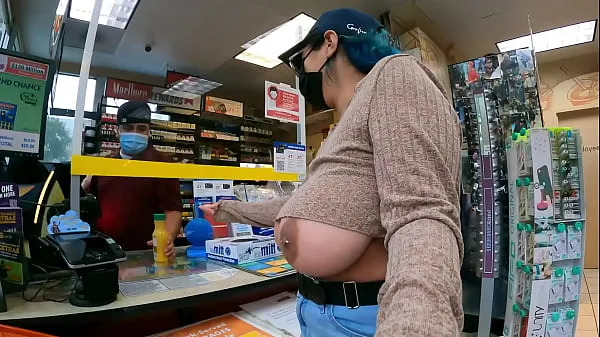 뜨거운 Woman pumps gas and pays cashier with her big tits out 따뜻한 영화