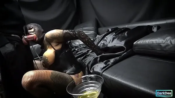 Hotte The Kinky Slut Queen "Dark Dea" pisses and gets fucked by her making him cum with an amazing fruit blowjob varme filmer