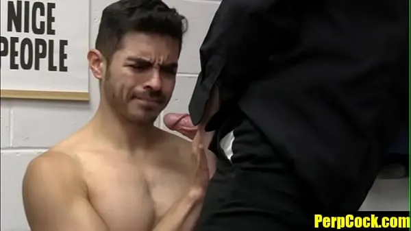Hotte Latino Perp Caught Jacking in the Public Restroom varme film