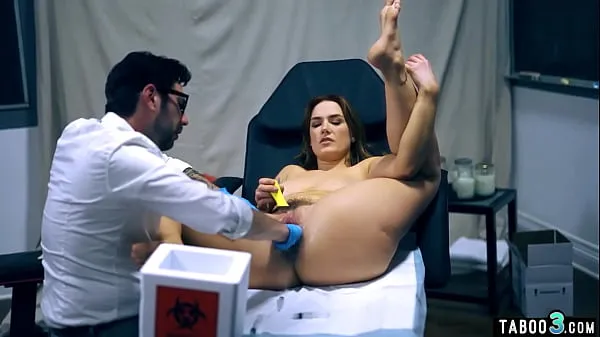 Hotte Busty inked MILF visiting a perv doc to get pregnant varme film