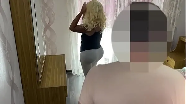 Vroči step Mom hugged her son and went down to his penis. Anal sex topli filmi
