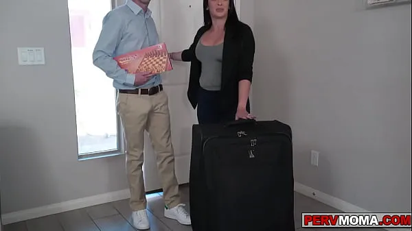 Quente Stepson getting a boner and his stepmom helps him out Filmes quentes