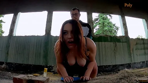 Vroči Newlyweds fucked on an abandoned with a strapon topli filmi