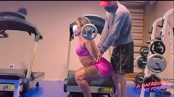 Hotte Personal trainer went to help the blonde and ended up getting a hard-on - Fabio Lavatti - A Safadinha do Forró varme film